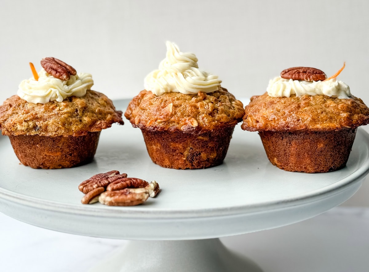 3 muffins aux carottes avec glacage et noix de panane