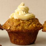 muffin aux carottes avec glaçage au fromage à la crème
