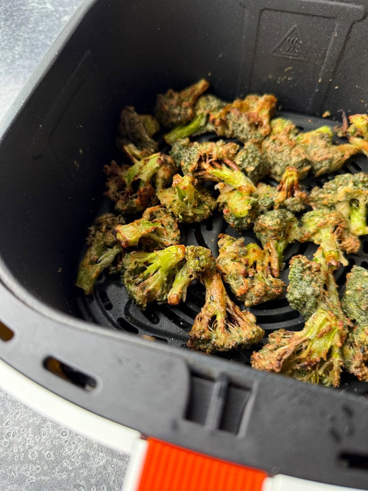 fleurons de brocolis grillés en panure croustillante dans le panier du air fryer