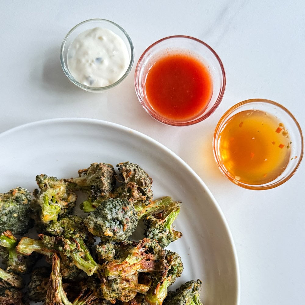 trois bols de sauces pour brocoli