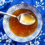 sauce nuoc mam dans un bol bleu et blanc sur un linge fleuri bleu