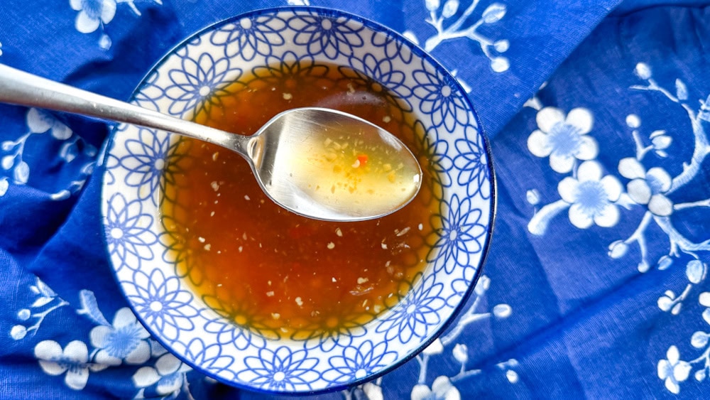 sauce nuoc mâm maison sur un linge bleu fleuri