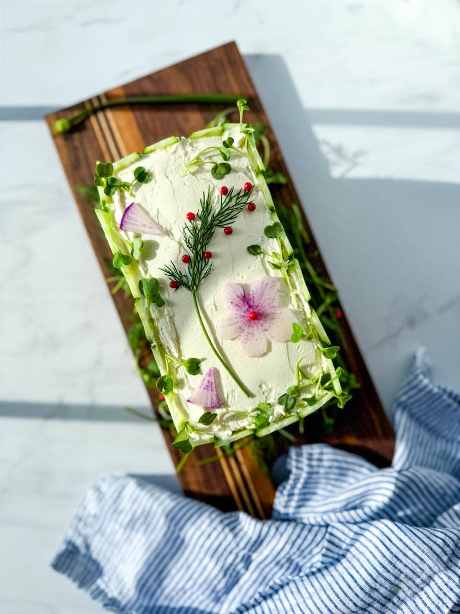 pain sandwich scandinave vu de haut avec jolies décorations sur crémage blanc