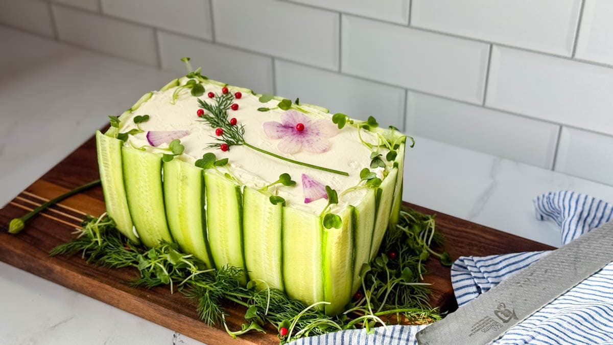 Pain sandwich scandinave présenté sur une planche de bois avec micro pousses