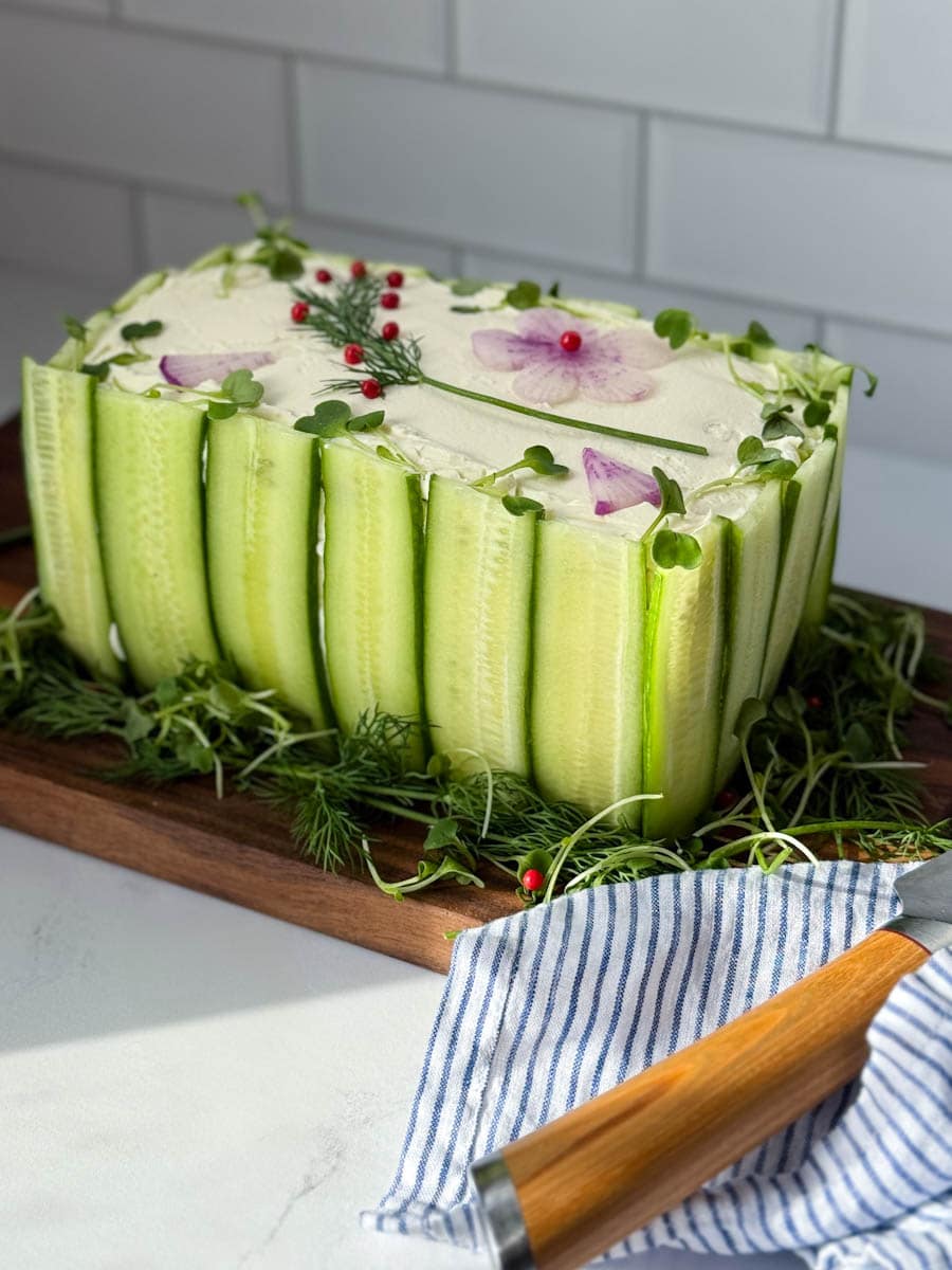 pain sandwich scandinave décoré avec concombre et pousses vertes sur une planche en bois avec couteau à pain