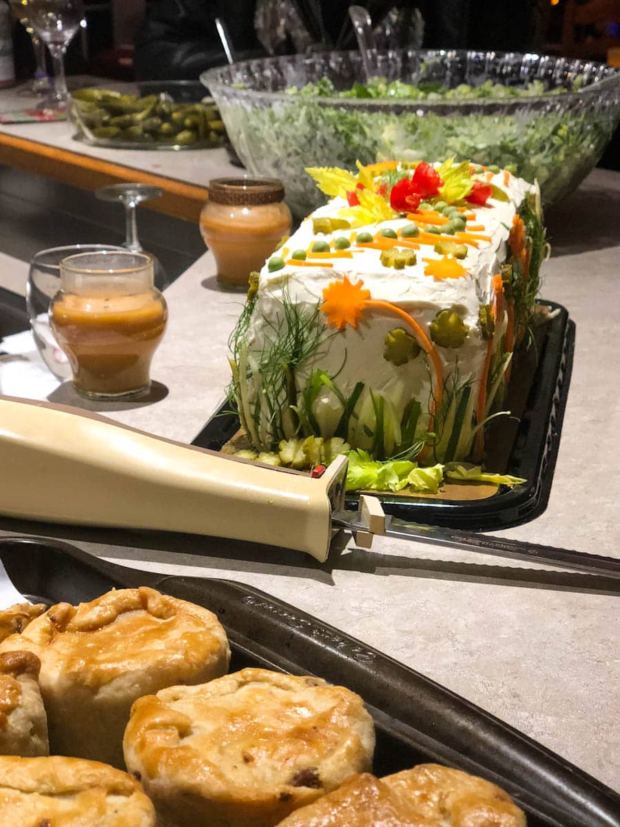 pain sandwich québécois sur une table de buffet