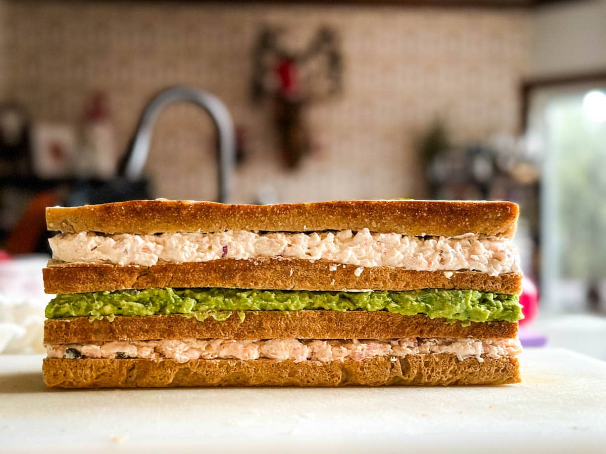 pain sandwich scandinave monté sans décorations et glaçage