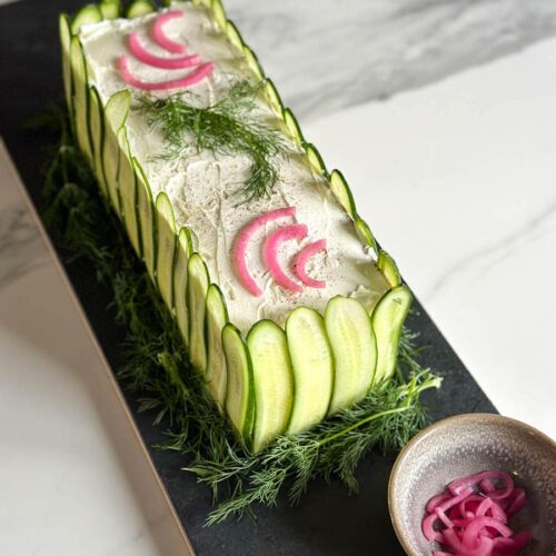 pain sandwich scandinave joliment décoré sur une planche en ardoise avec oignons rouge marinés