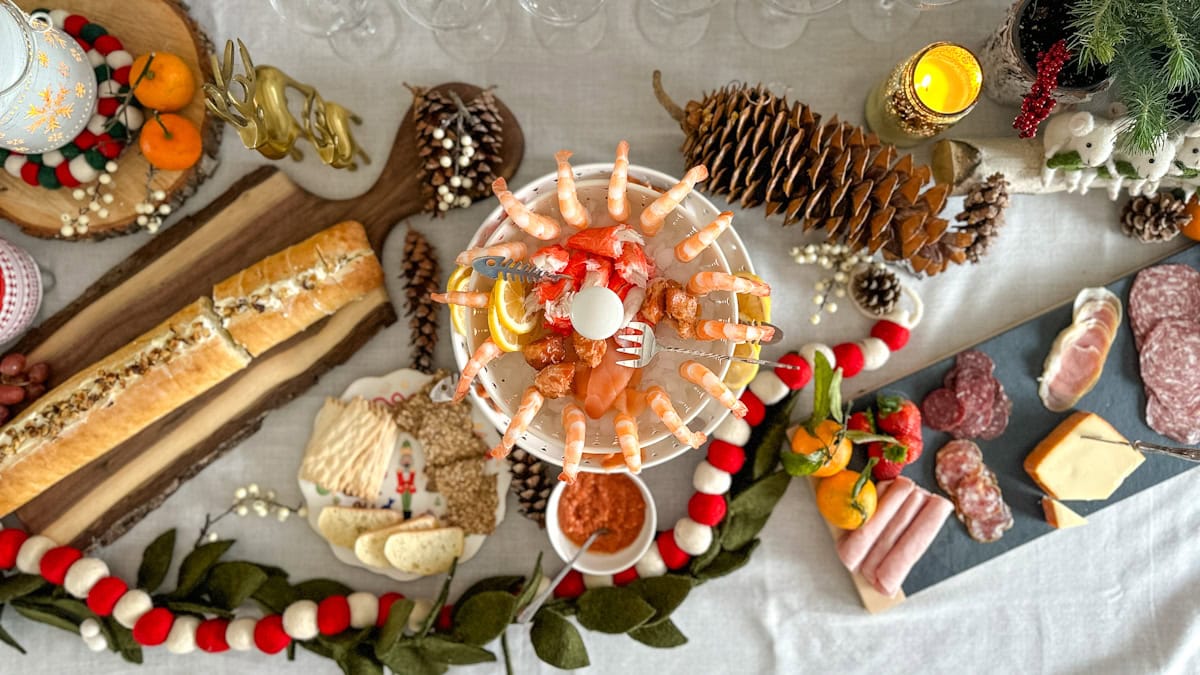 buffet de Noël, tablée festive avec décorations et divers plats