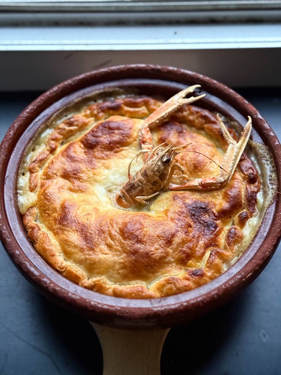 feuilleté aux fruits de mer dans une marmite en terre cuite