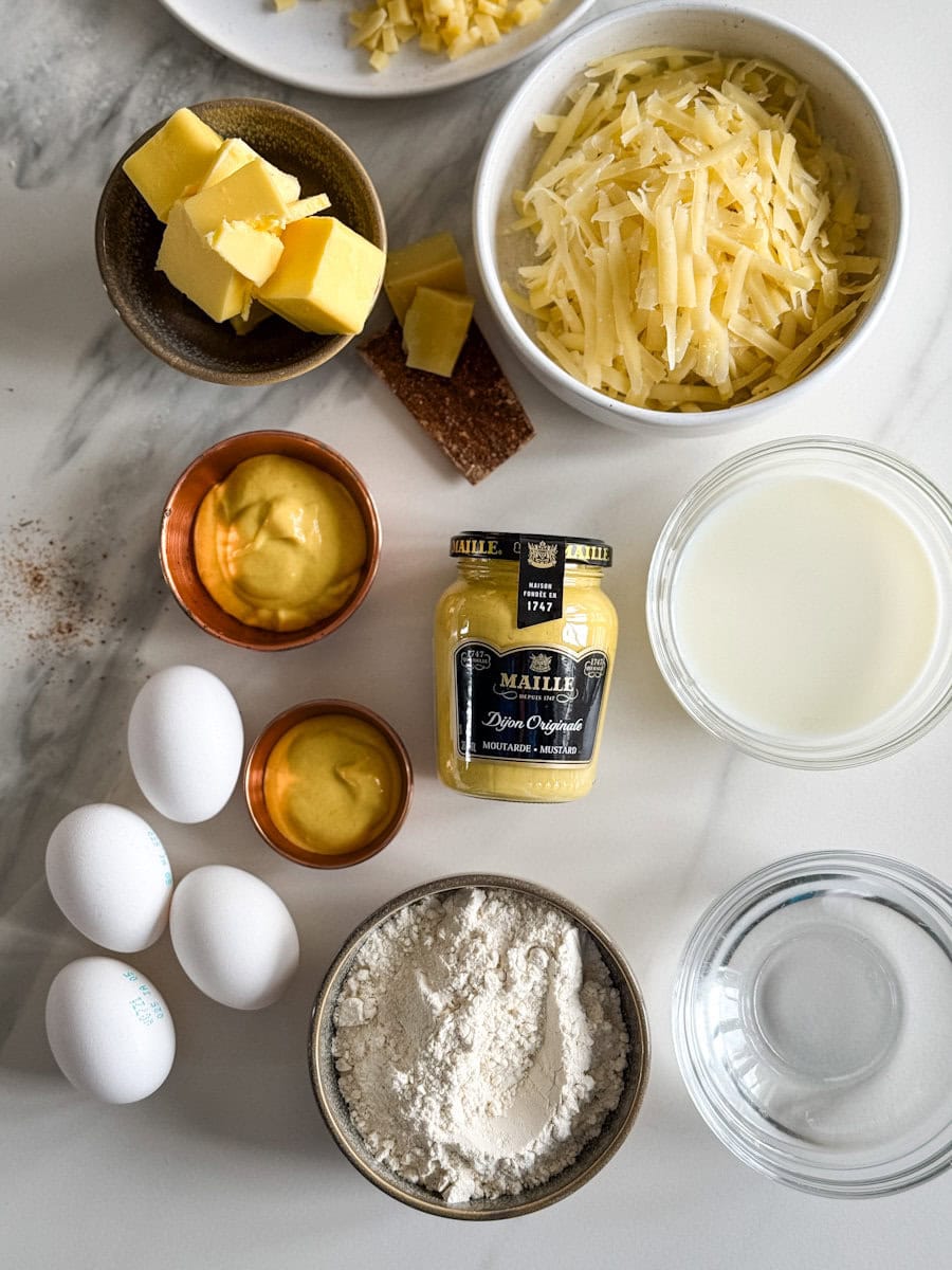 ingrédients pour recette de gougere: beurre, moutarde, oeufs, farine, fromage, lait, eau