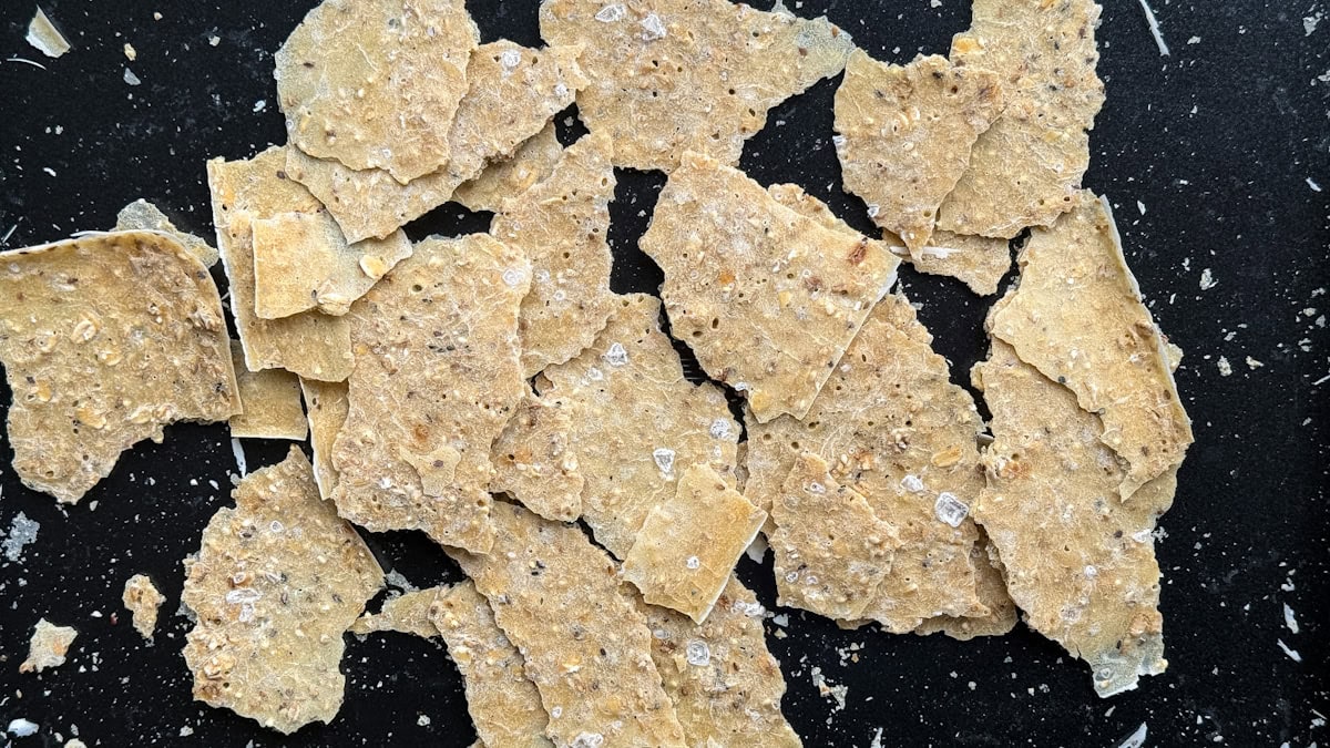 crackers au levain sur une plaque noire