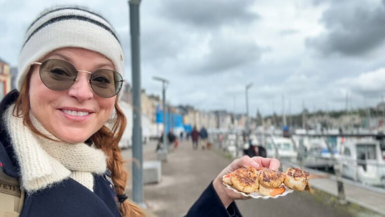 Manon Lapierre (la petite bette) avec saint-jacques grillées à la main à Dieppe Normandie