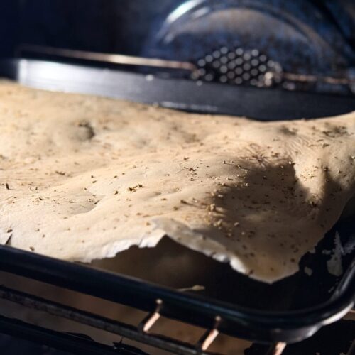 feuille de levain séché sur une plaque au four