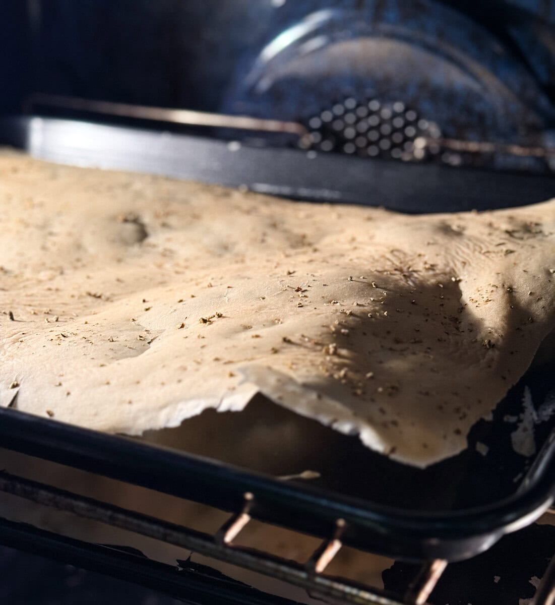 feuille de levain séché sur une plaque au four