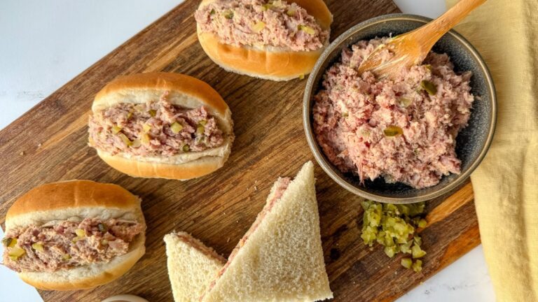 petites sandwichs au jambon haché, sandwich triangle et petit pain fourré avec garniture au jambon et cornichons sur une planche de bois