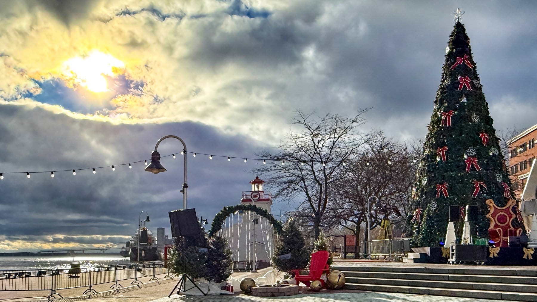 Marché de Noël dans le Vieux Trois-Rivières avec sapin géant et vue sur Fleuve et Pont Laviolette