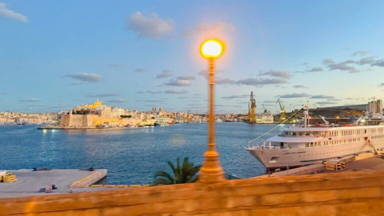 Vue du port de Valette à Malte et bateau de croisière à la tombée de la nuit