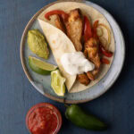 poitrine de poulet dans une tortilla style fajitas et bol de salsa et piment jalapeno