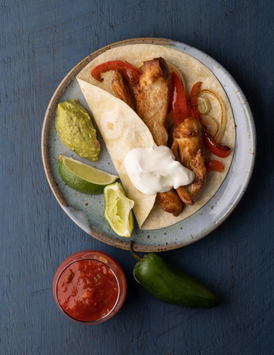 poitrine de poulet dans une tortilla style fajitas et bol de salsa et piment jalapeno