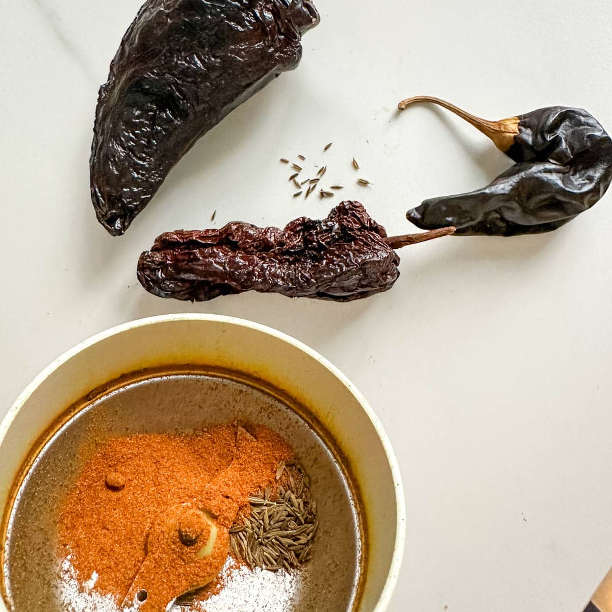 piment ancho et guajillo et cumin avec moulin à épices