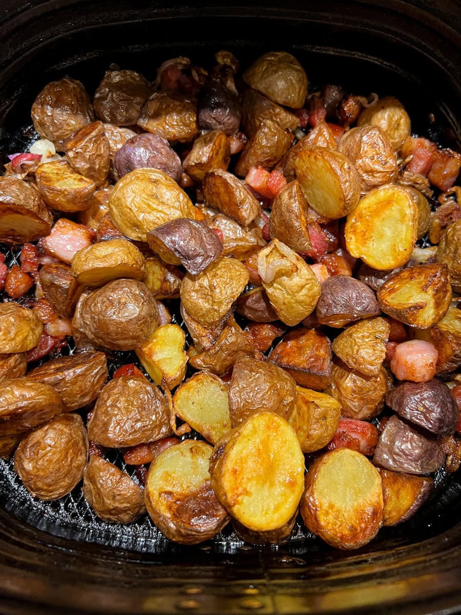 grelots grillés avec bacon et oignons dans le panier du air fryer