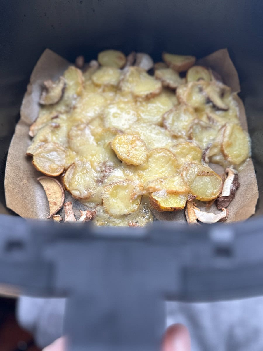 fromage raclette fondu et grillé sur patate grelot dans le panier du air fryer