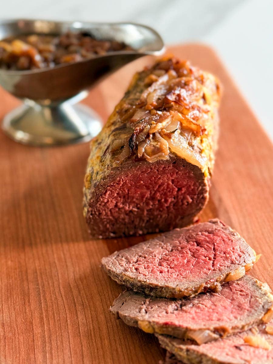 roti francais avec tranches de roti de boeuf rosées sur une planche en bois