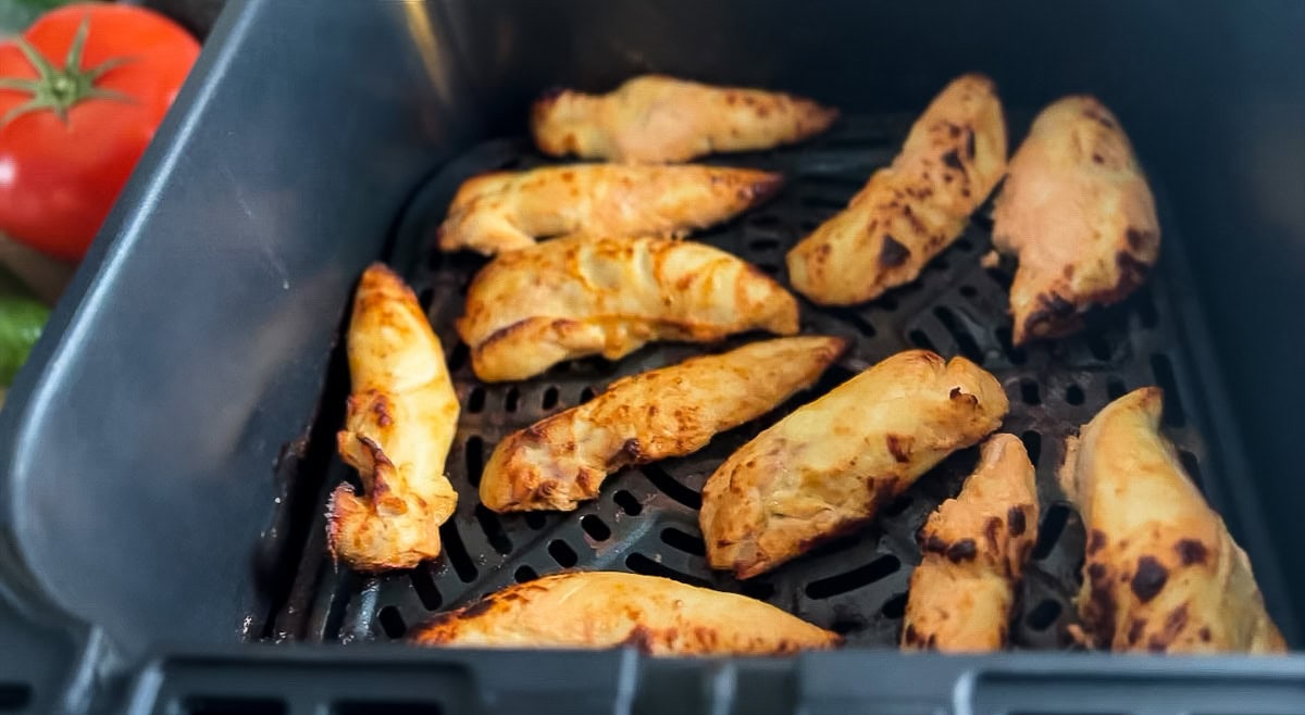 Lanières de poulet grillé dans panier d'air fryer
