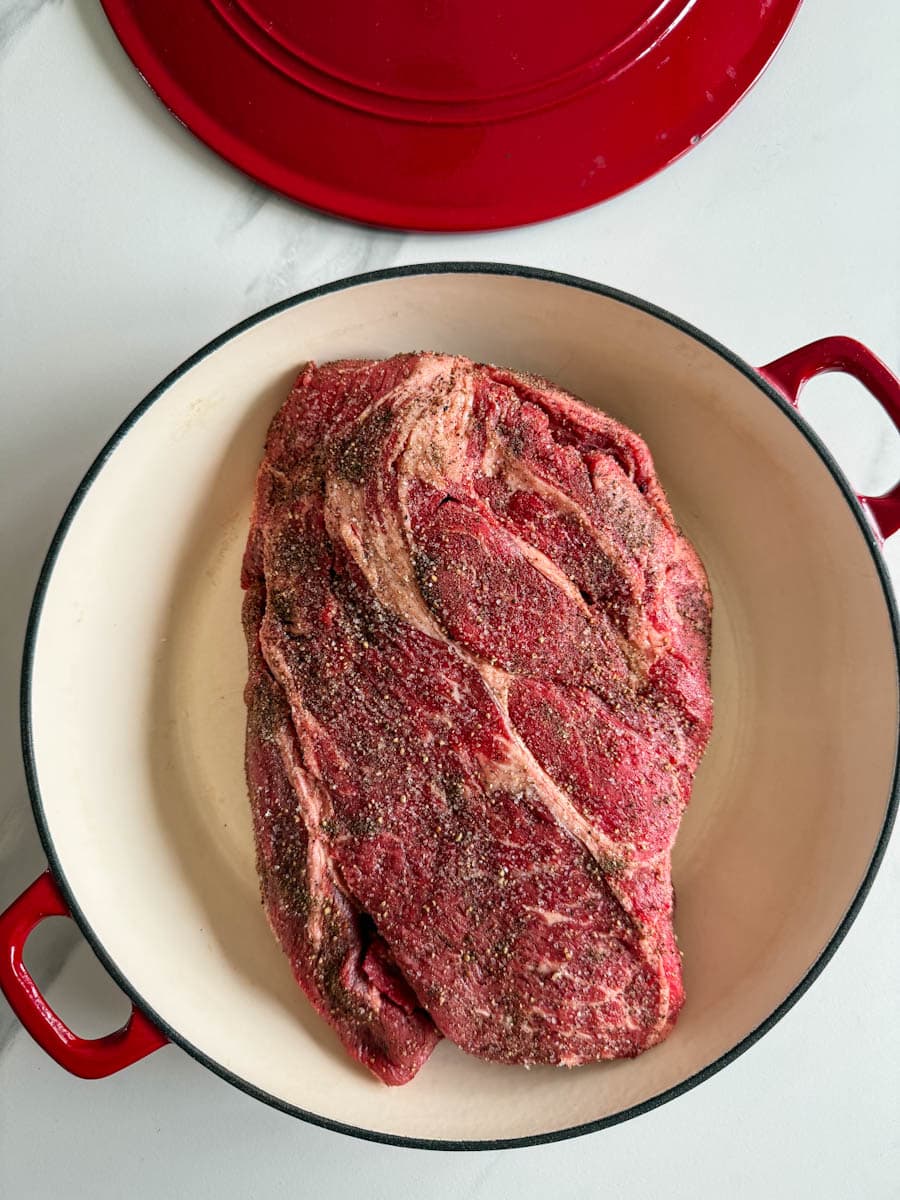 rôti de palette de boeuf dans une cocotte en fonte émaillée rouge intérieur beige