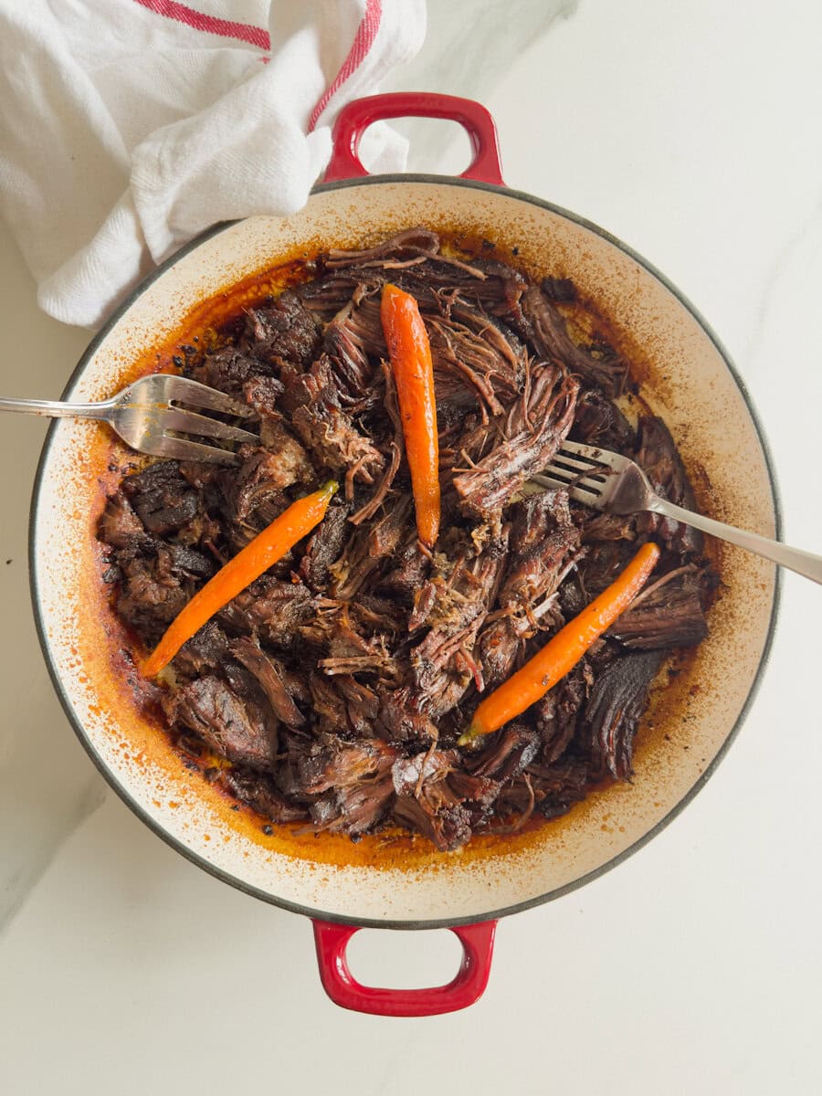 palette de boeuf grillée effilochée avec 3 carottes dans cocotte en fonte émaille
