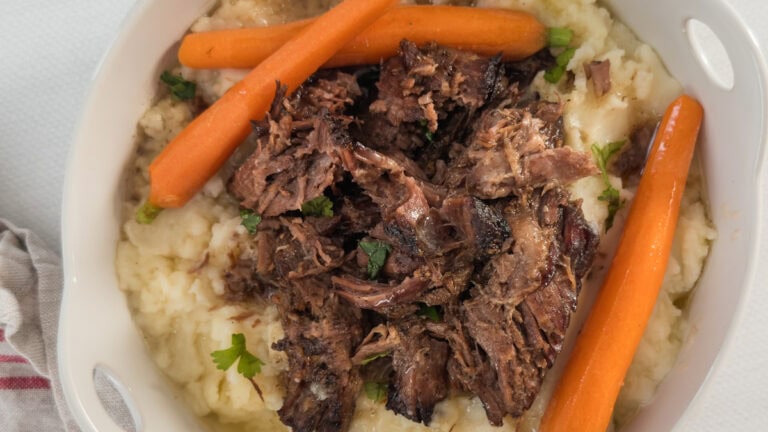 palette de boeuf effiloché avec carottes sur purée de pomme de terre