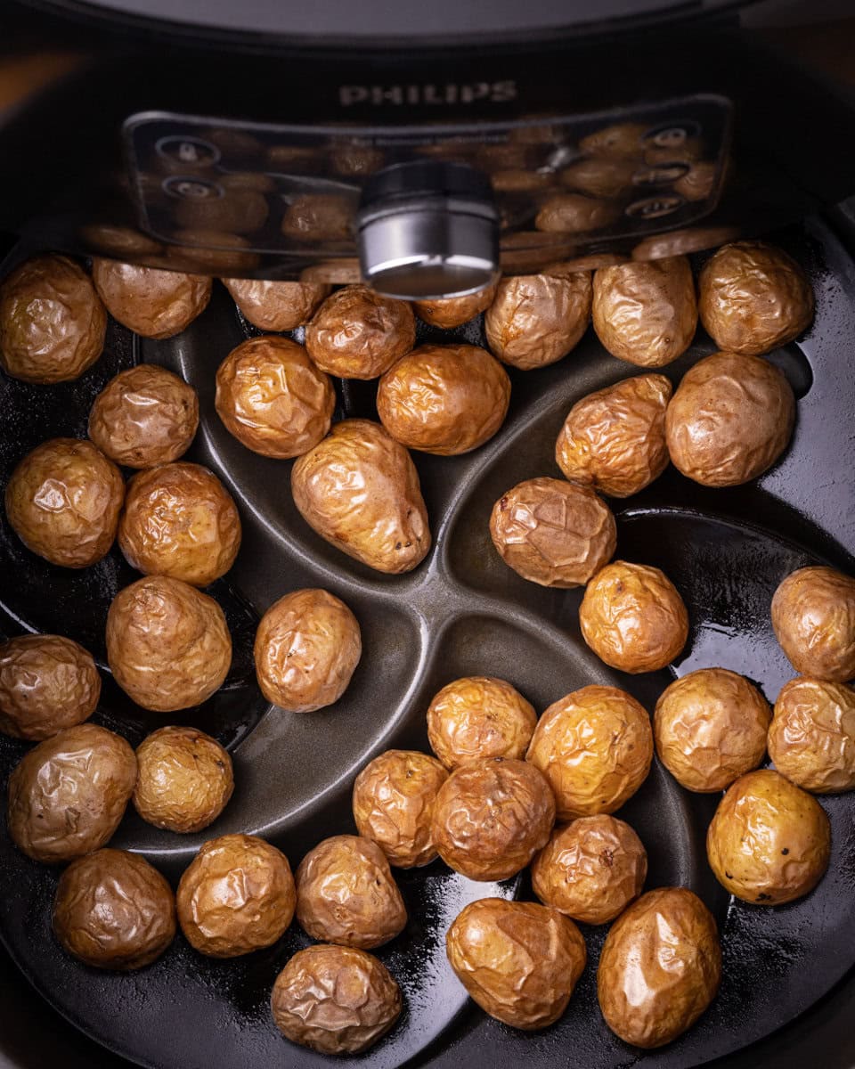grelots grillés dans le panier d'un air fryer noir