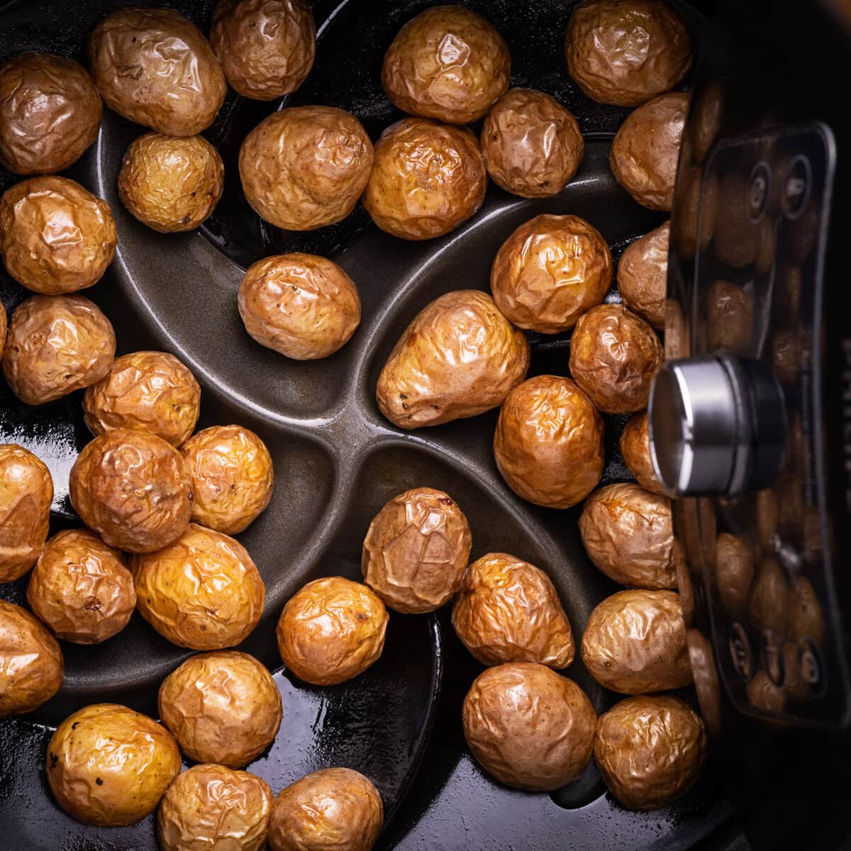 patates grelots grillées dans le panier du air fryer noir