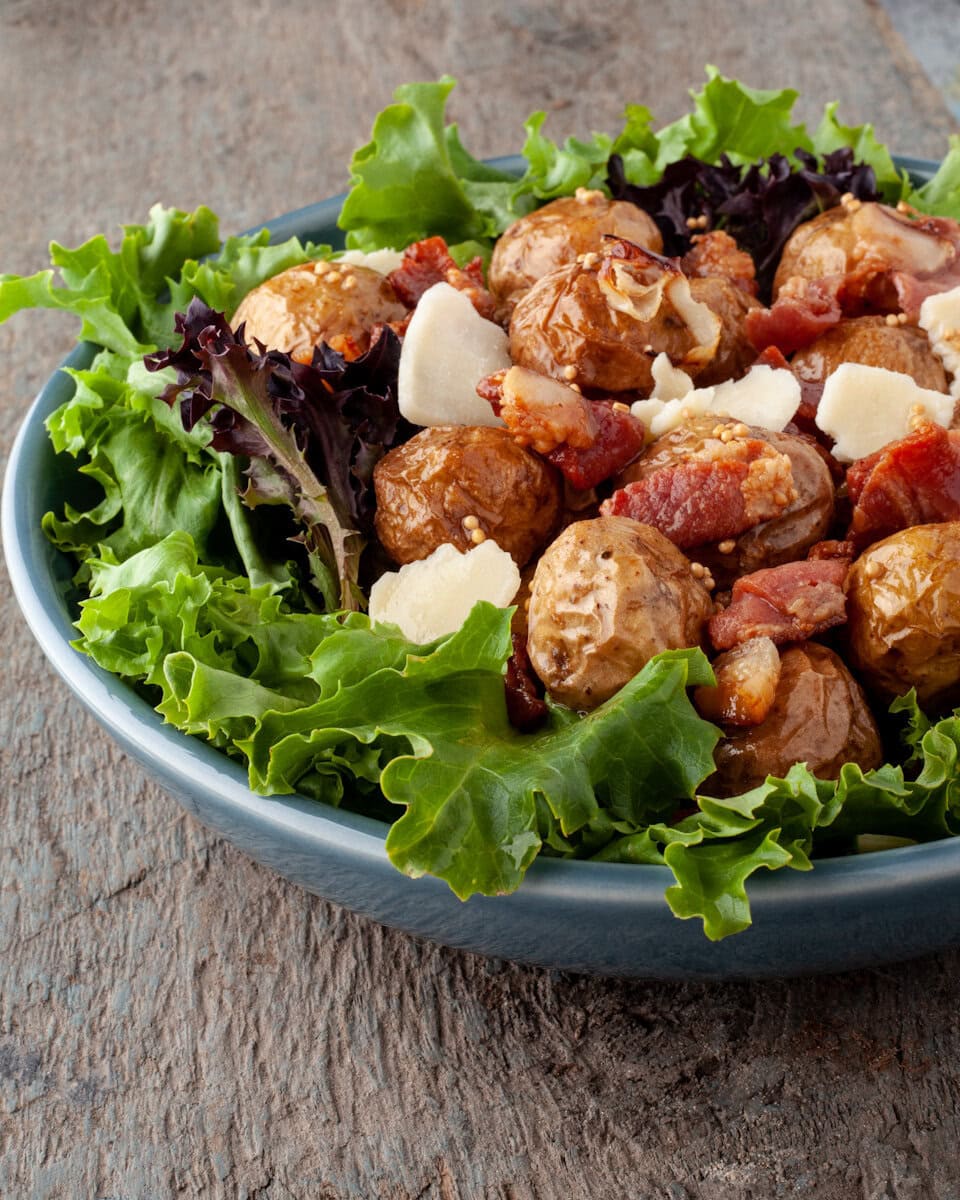 salade tiède de grelots et bacon dans un bol sur une table en bois