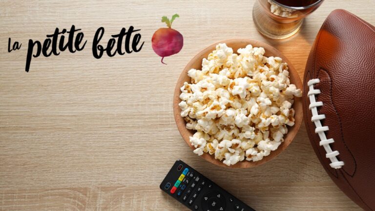 football, lapetite bette logo, bol de popcorn, télécommande et bière sur une table