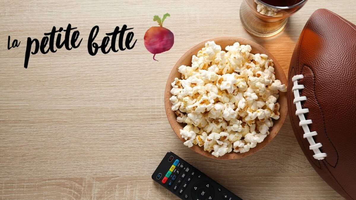 football, lapetite bette logo, bol de popcorn, télécommande et bière sur une table