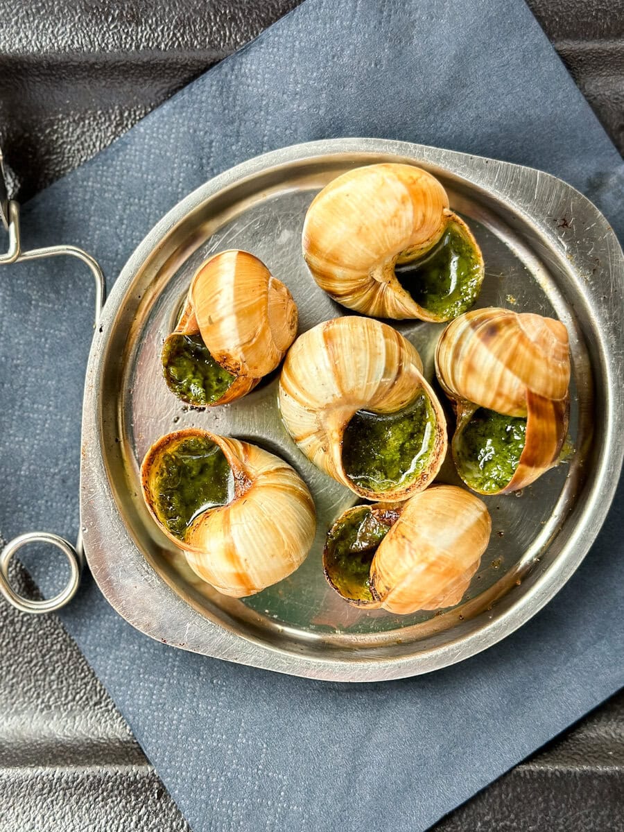 plat d'escargots en coquille avec beurre à l'ail