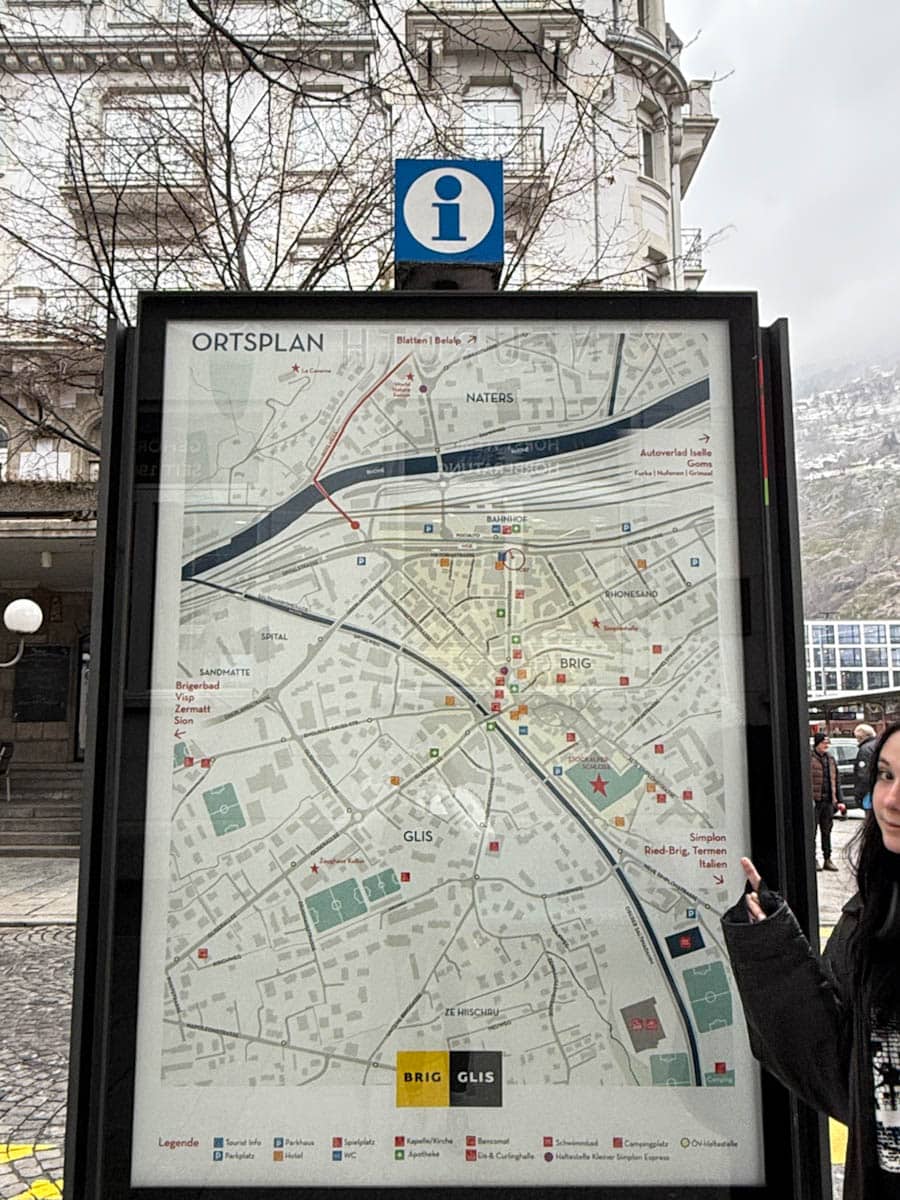 fille montrant la carte de ville sur la rue à Brig, Valais, Suisse