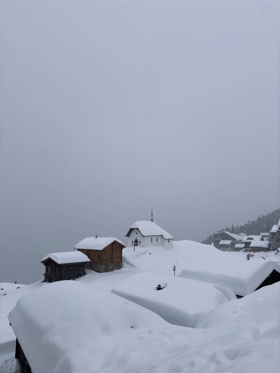 bettmeralp et sa chapelle en hiver sous la neige