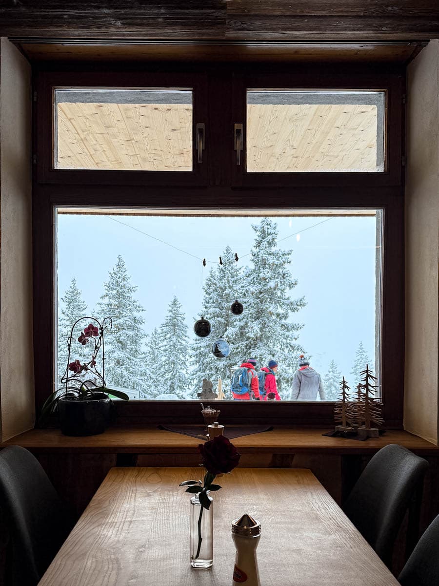 table de la salle à manger du Walhaus hotel à Bettmeralp