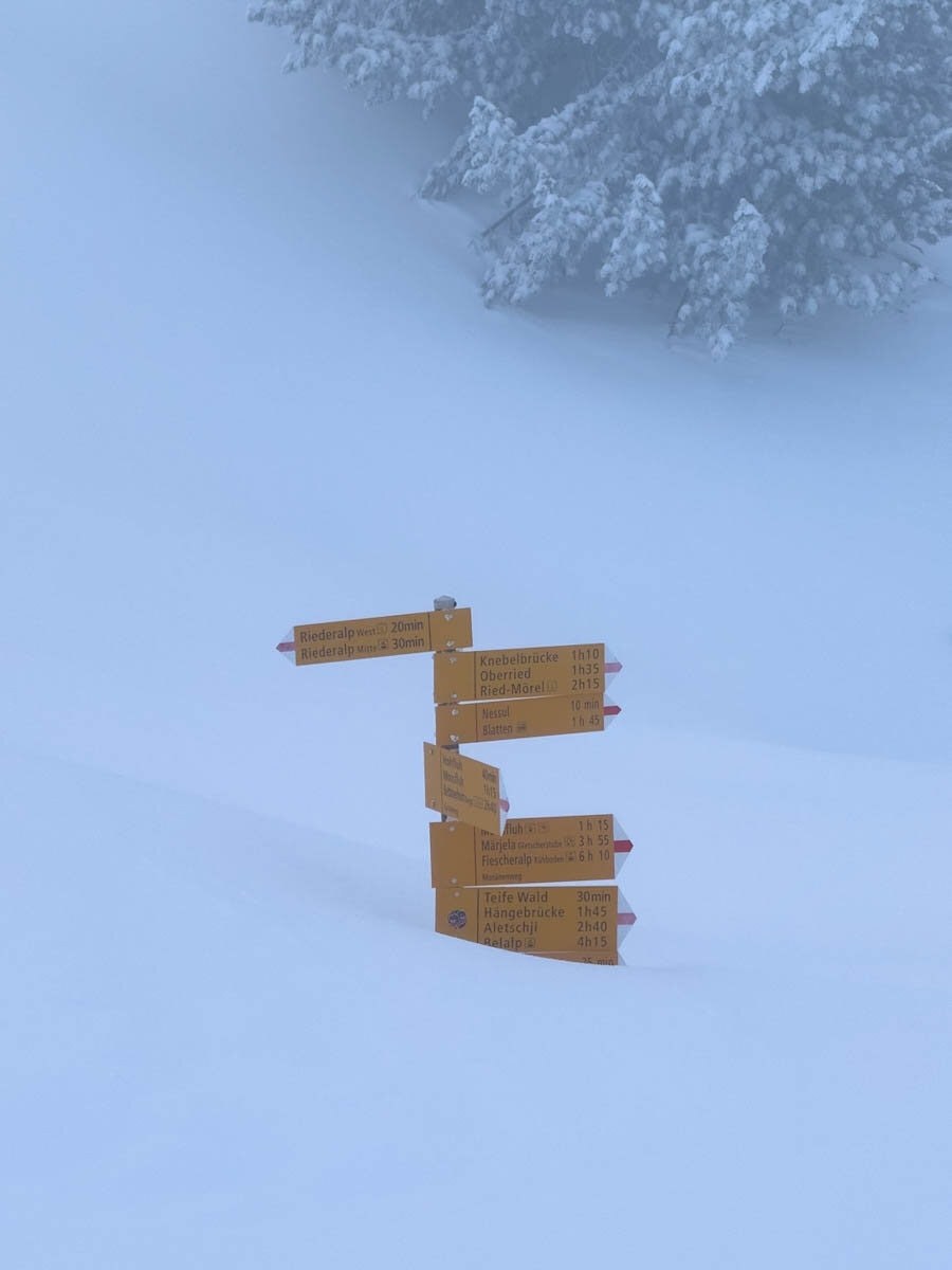 pancarte de direction dans Aletsch Arena, sous la neige