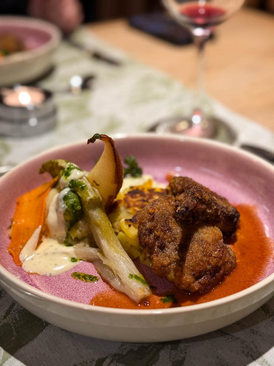 plat gourmet avec légumes au restaurant du Walhaus hotel