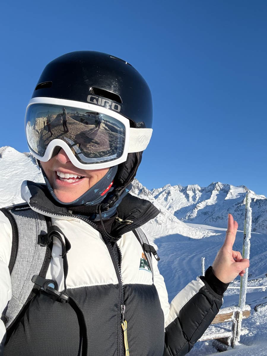 Manon Lapierre vue de près avec casque et lunettes de ski devant alpes suisse