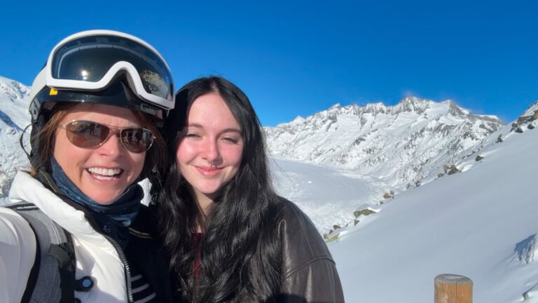 Manon Lapierre et sa fille en ski den Suisse evant le glacier d'Aletsch