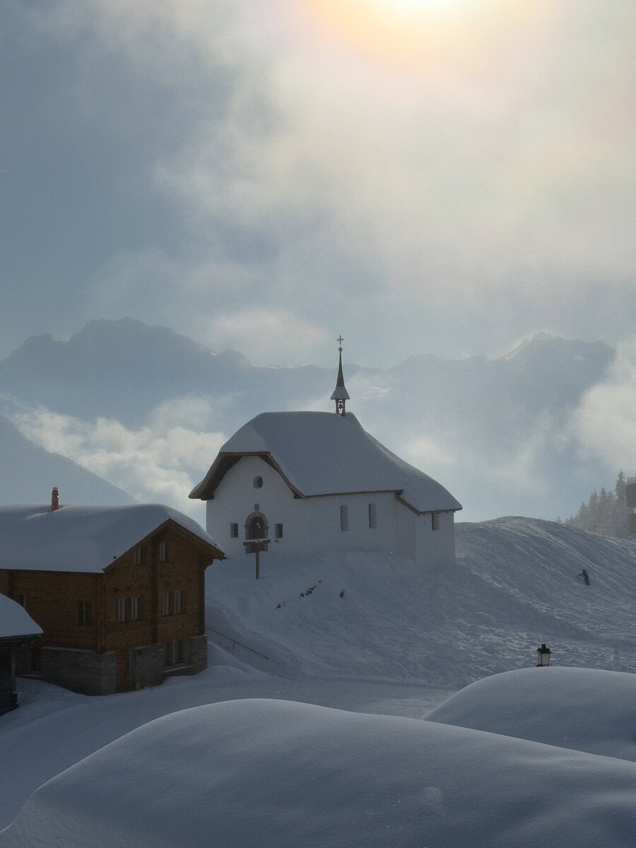 chapelle de bettmeralp recouverte de neige
