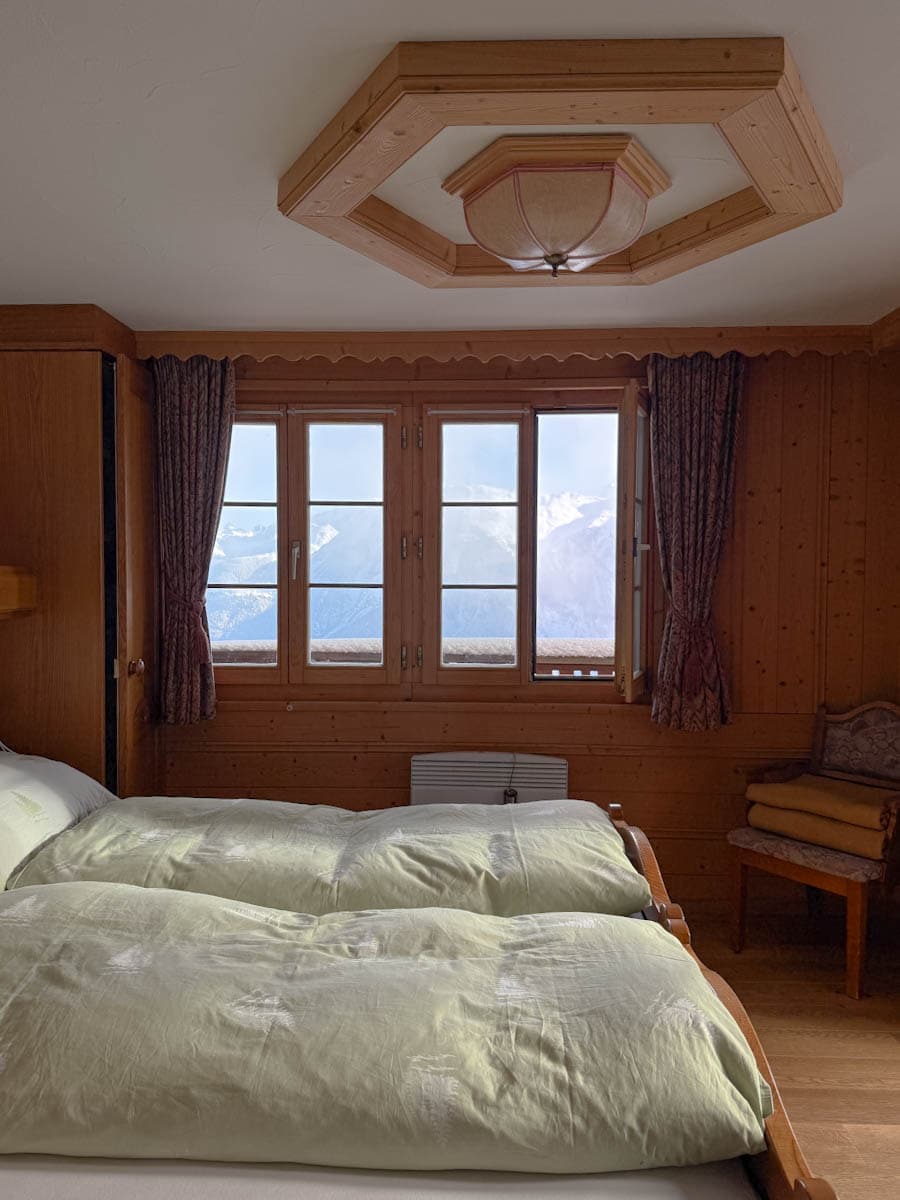chambre avec vue sur les Alpes suisse au Waldhaus hotel à Bettmeralp