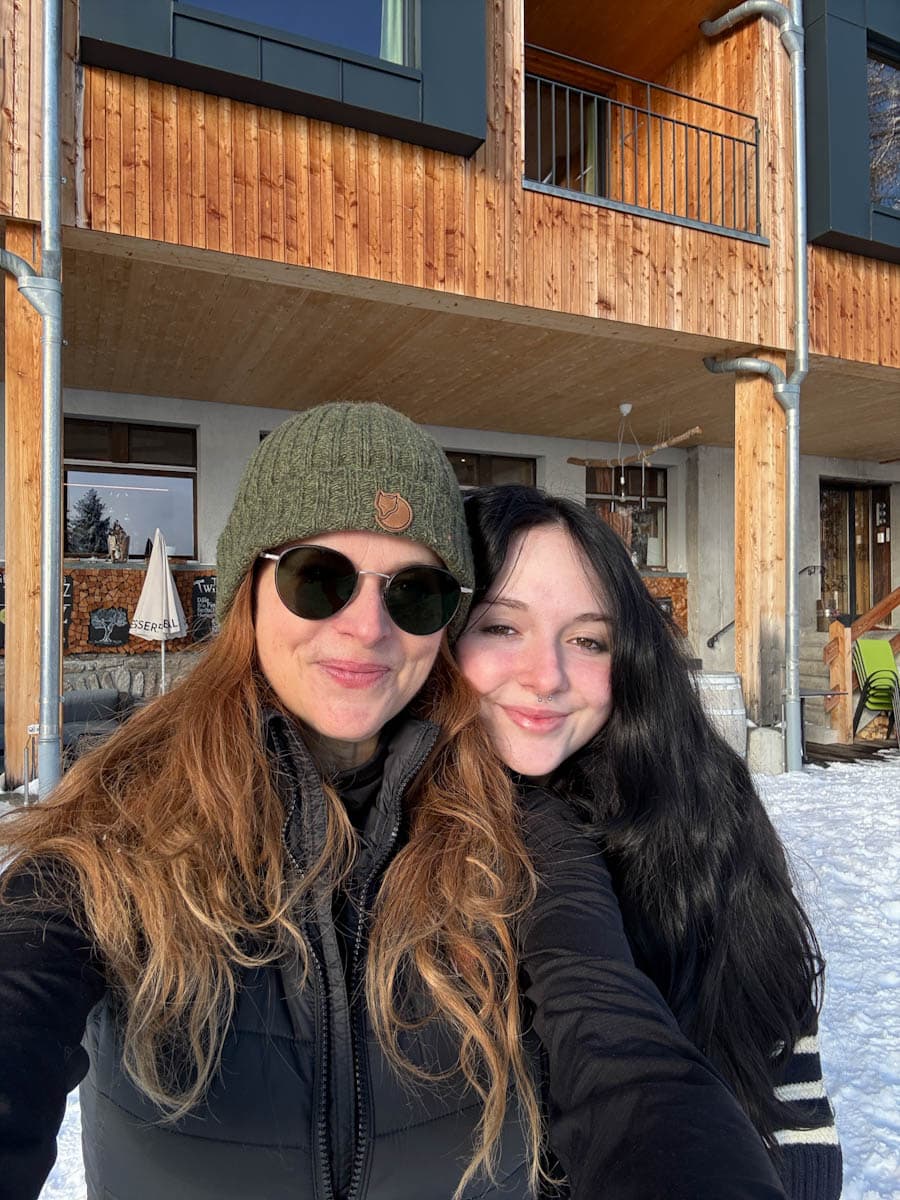 Manon Lapierre et sa fille devant chalet Suisse