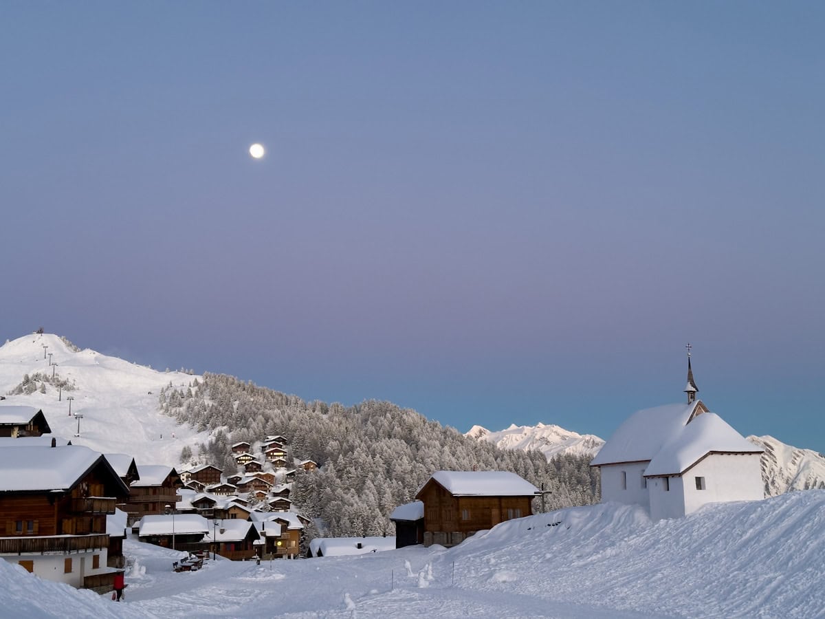 Bettmerlap dans le Valais Suisse vue en hiver, lever de pleine lune ciel coloré