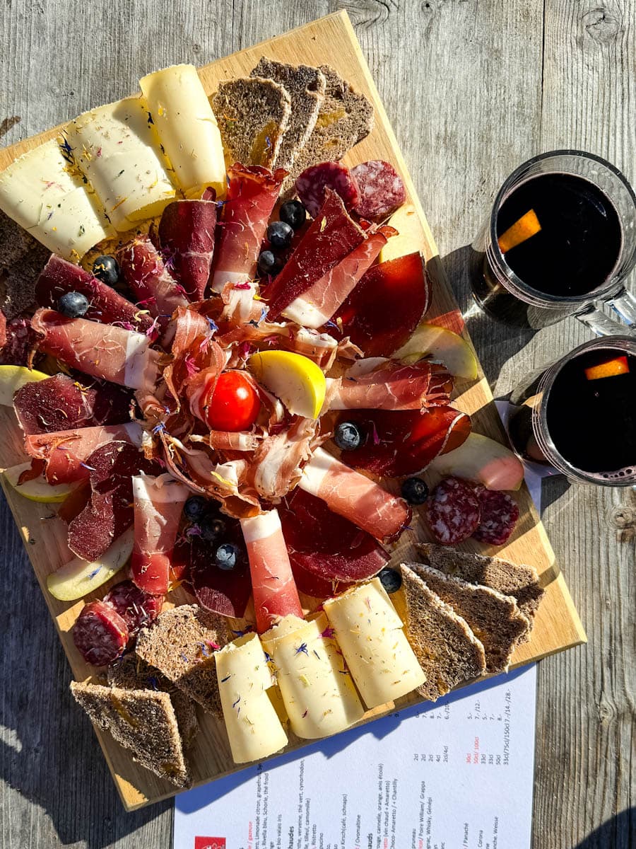 plateau de charcuterie et fromage et vin chaud